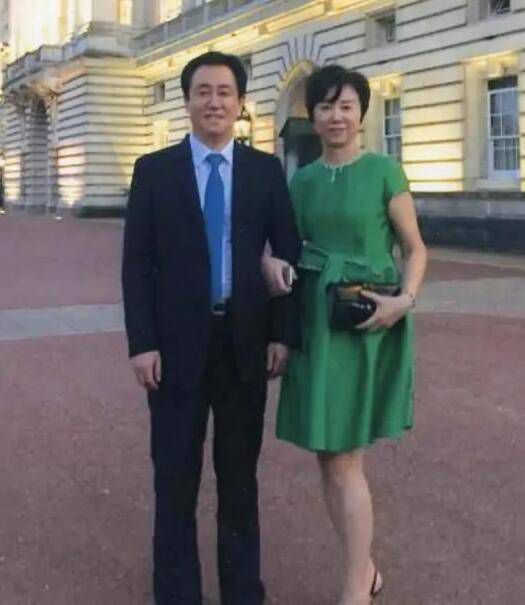 萧常坤也没指望女儿能够旗帜鲜明的支持自己，不干涉，就已经是他能想到的最好的结果，于是他激动不已的说：哎呀初然，你能做到这一点，爸真的是太谢谢你了。